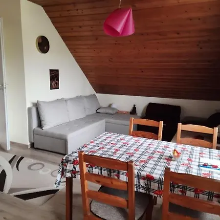 Tahi Apartament Tahitófalu